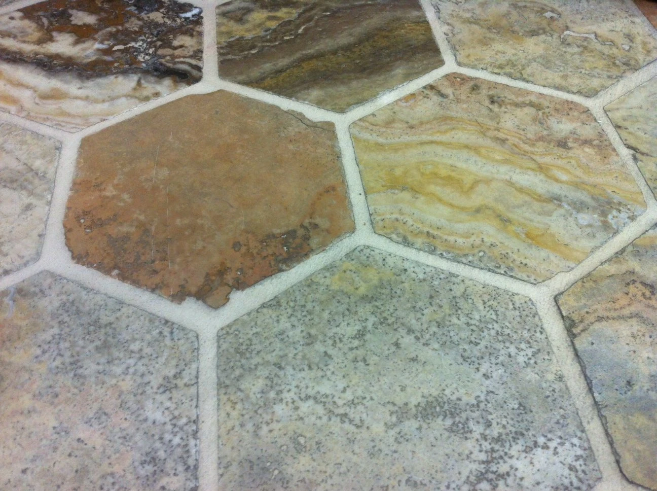 Sol Travertin Hexagonal SCABOS 15x15 Mix Beige Noce Gris - 1m² – Image 5